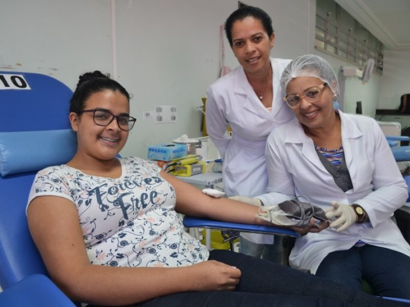 Paloma Fernanda Muniz de Lima realiza primeira doação de sangue